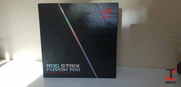 Asus ROG Strix Fusion 700 scatola