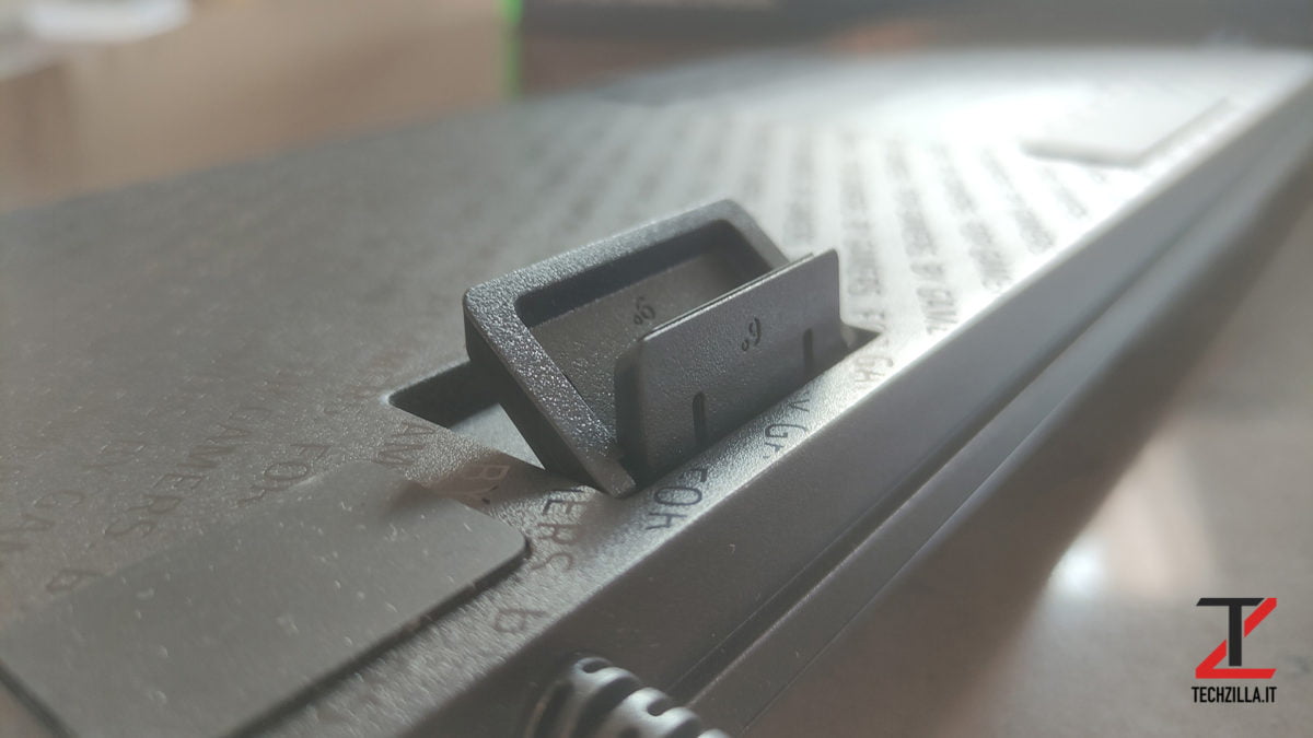 Nuova Razer Huntsman V2 • Recensione • Con i nuovi switch ottici lineari di 2°generazione il controllo è perfetto 3 Nuova Razer Huntsman V2 piedini regolabili