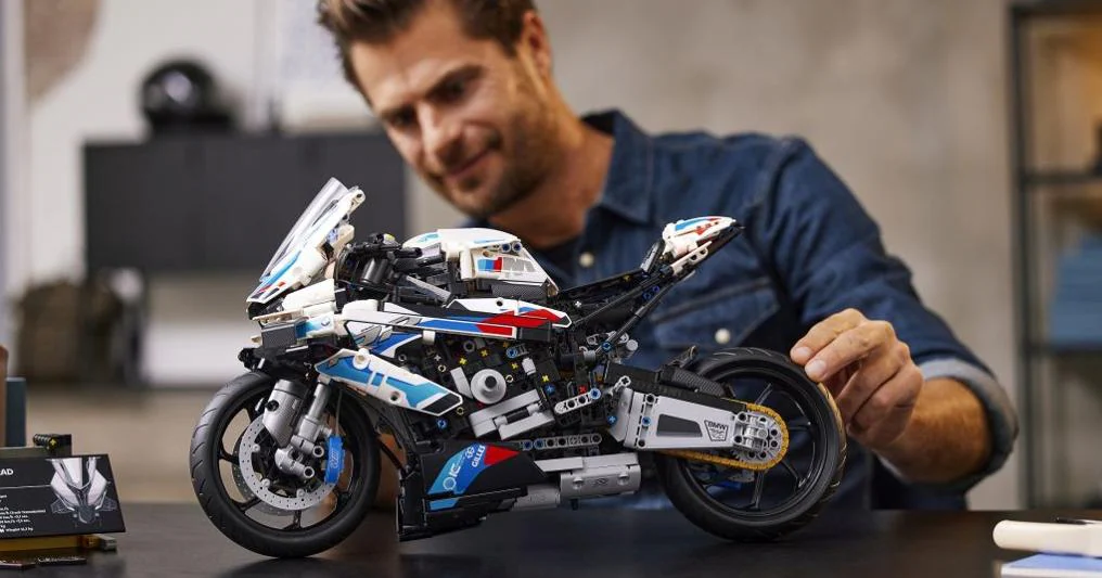 LEGO Technic BMW M 1000 RR, Moto per Adulti da Costruire, Idea Regalo da  Collezione, Modellino Replica Superbike con Dettagli Originali, 42130