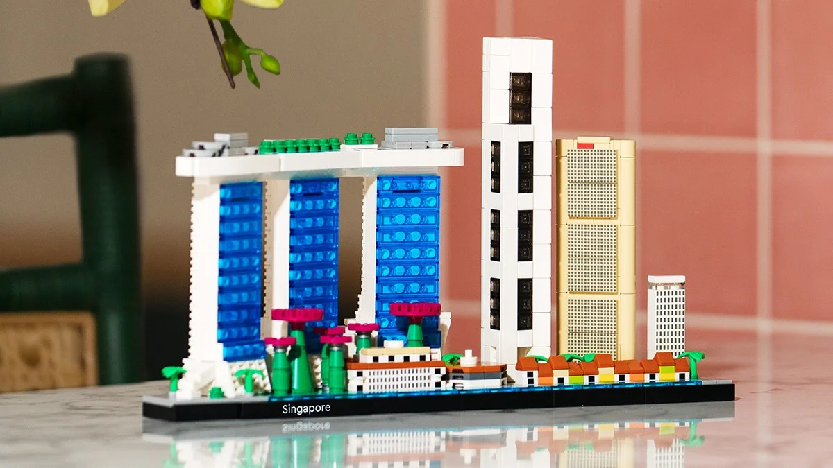 San Valentino LEGO: quest'anno regala un mattoncino per la festa degli innamorati 17 LEGO Architecture Singapore 2022 featured