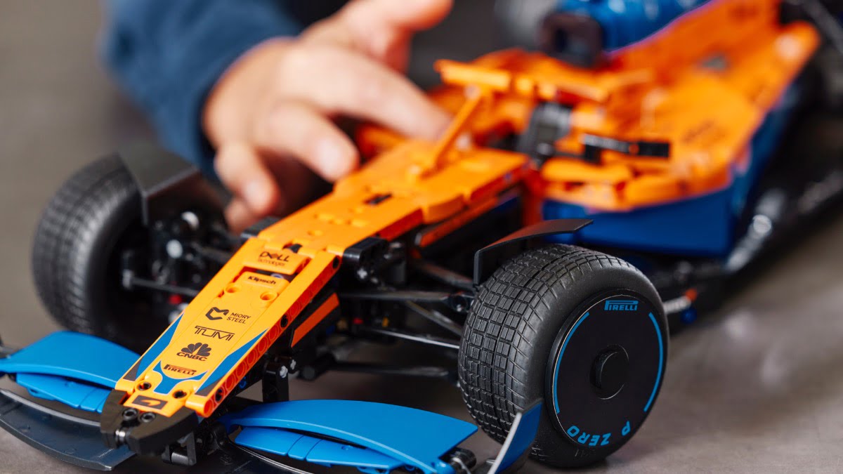 LEGO Technic 42141 McLaren Formula 1 Race Car featured 2