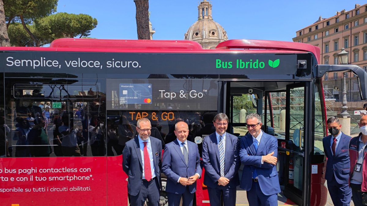 A Roma il biglietto si fa contactless sul bus: arriva il primo bus ATAC Tap&Go 2 mastercard atac 27