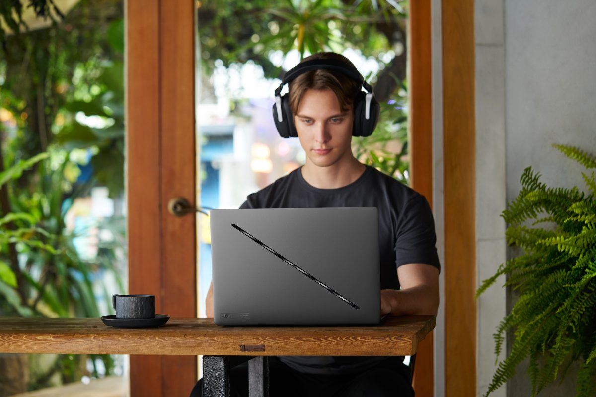 COMPUTEX 24: ASUS all'insegna dell'AI. Tanti nuovi prodotti tra cui il nuovo Zenbook S 16, TUF A16 e A14 e la nuova serie ProArt 5 A man using ROG Zephyrus G16 in eclipse gery in a coffee shop 1