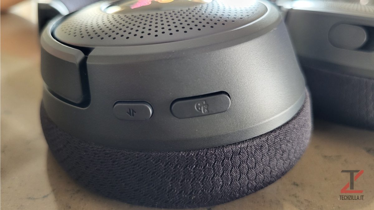 Recensione Razer Kraken v4 - Le cuffie definitive per il gaming 13 Razer Kraken v4 Destra