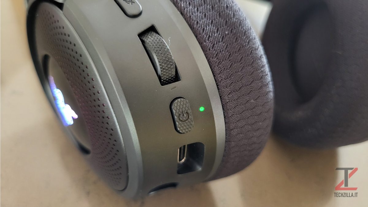 Recensione Razer Kraken v4 - Le cuffie definitive per il gaming 11 Razer Kraken v4 Pulsanti e connessioni