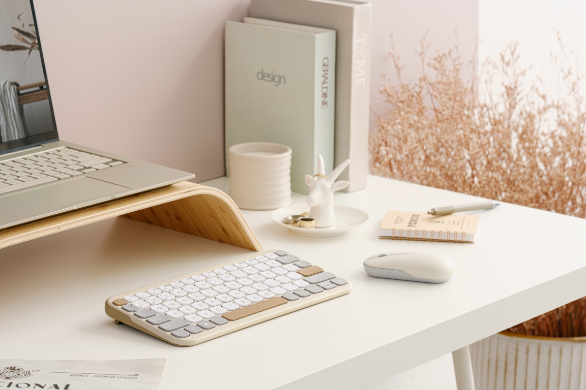 ASUS porta l’AI nella vita quotidiana: tutte le novità presentate al Computex 2025 7 ASUS Marshmallow Keyboard KW100 Scenario Photo Oat Milk 05 copilot Medie