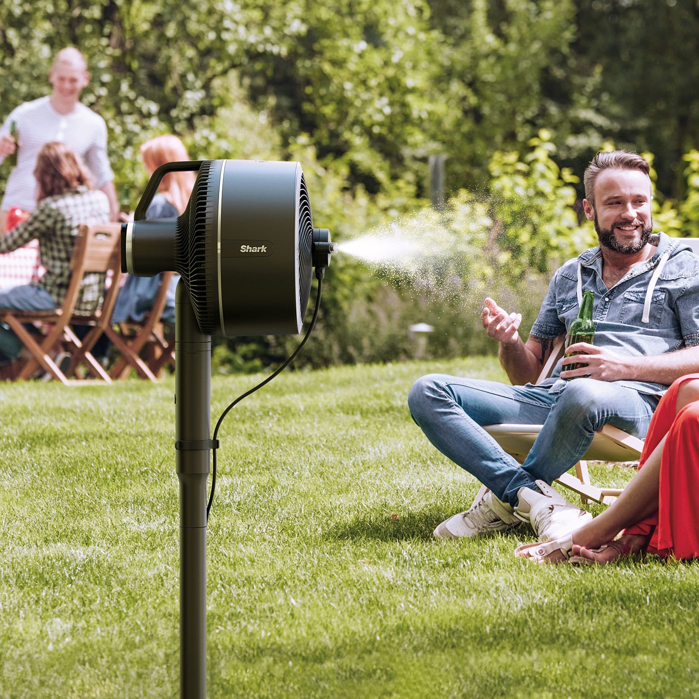 Shark FA220UK InUse Garden Misting Man Woman